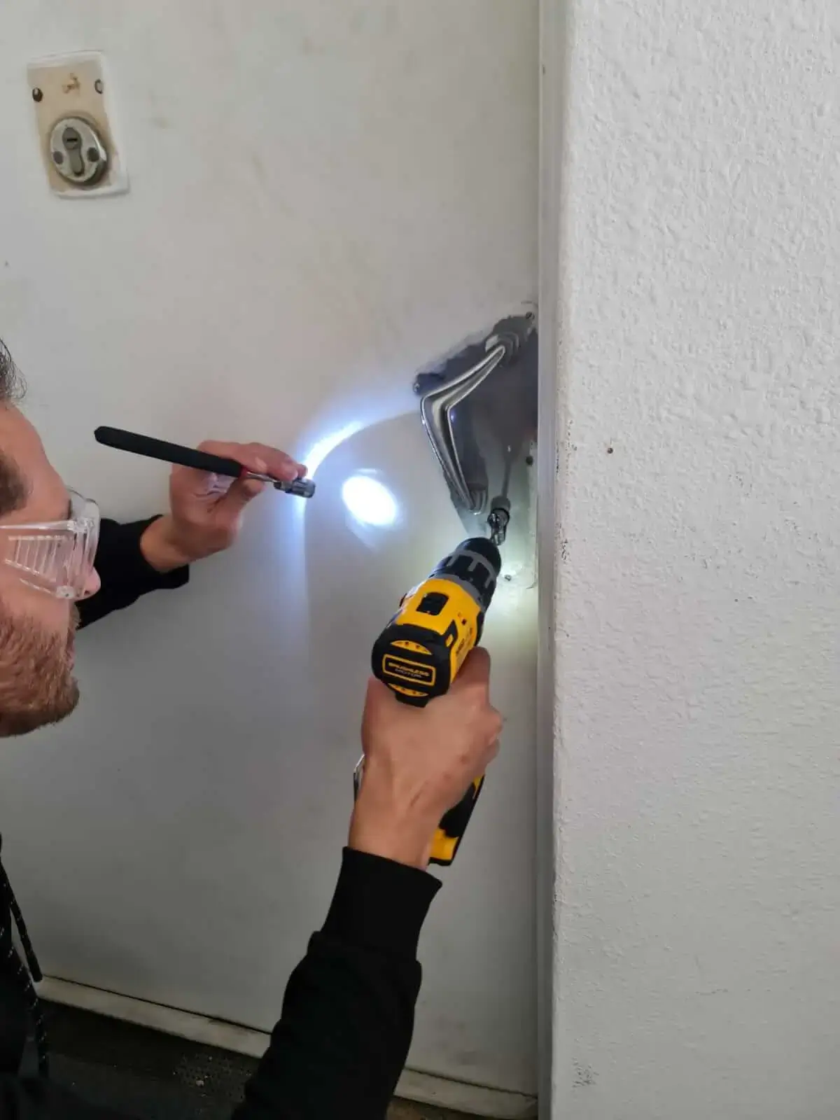 תמונה של פריצה של דלת