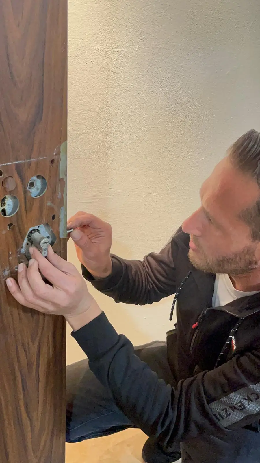 תיקון מפתח שנתקע בתוך הדלת והחלפת ידית לדלת