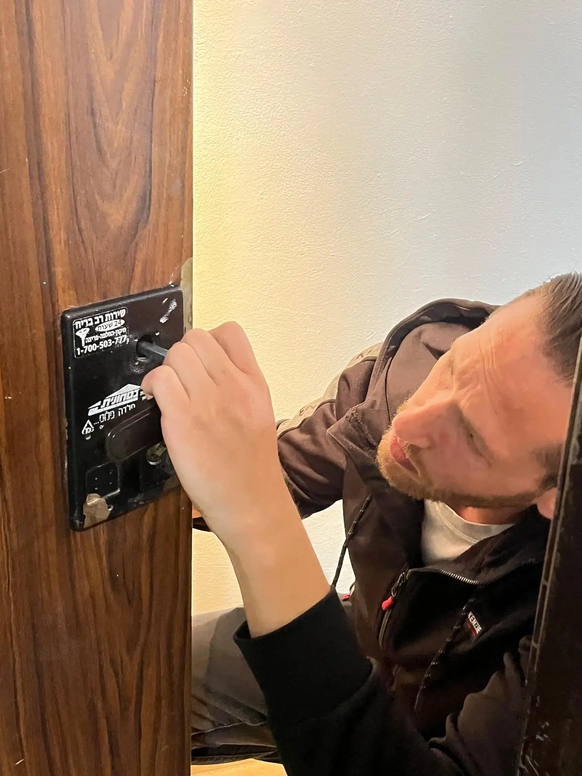 תיקון מפתח שנתקע בתוך הדלת והחלפת ידית לדלת